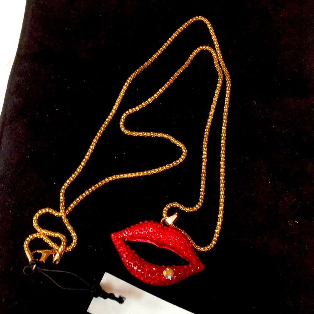 NWT Shimmery Red Lip Crystal Pendant Necklace - Picture 6 of 6